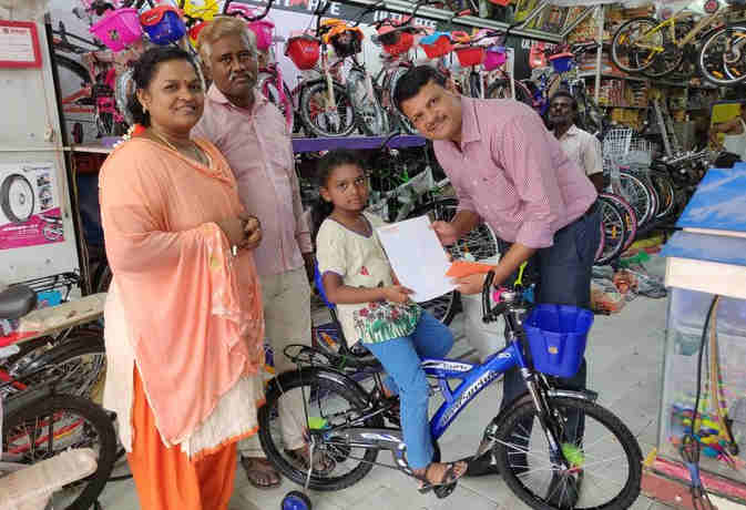 गुल्लक में बचाकर रखे रुपये केरल बाढ़ पीडि़तों के लिए दान करने वाली बच्ची को मिली साइकिल