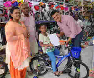 गुल्लक में बचाकर रखे रुपये केरल बाढ़ पीडि़तों के लिए दान करने वाली बच्ची को मिली साइकिल