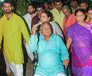 बड़े बेटे की शादी में लालू ने संभाली कमान! राहुल, प्रियंका और अखिलेश यादव समेत दर्जनों दिग्गज करेंगे शिरकत
