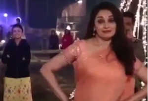 माधुरी दीक्षित ने 'बकेट लिस्ट' के सेट पर मचाया धमाल, ऑनस्क्रीन बहन रेणुका के साथ लगाए ठुमके
