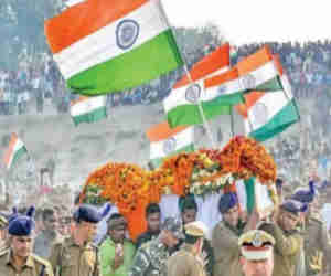 कर चले तुम फिदा...आंखें जरूर डबडबार्इं लेकिन शहादत पर दिखा गर्व व पाक को सबक सिखाने का आक्रोश