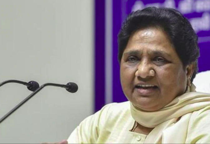 मायावती का इशारा उनके बाद पार्टी की कमान संभालेगा उनका परिवार, भाई-भतीजे को साैंपे ये पद