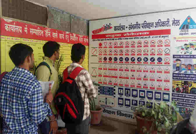 Corruption In Meerut RTO Office And Peons Perform Clerk Duty - Meerut News