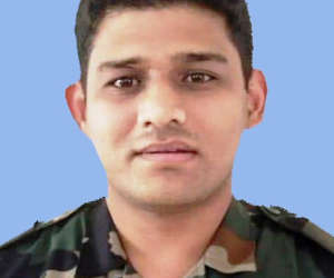 तिरंगे में लिपटा दून पहुंचा शहीद मेजर चित्रेश, आज सैन्य सम्मान के साथ की जाएगी अंत्येष्टि