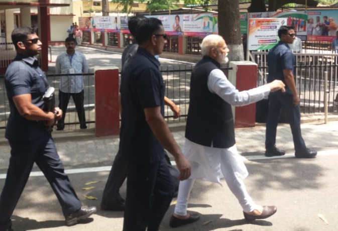 PM Narendra Modi nomination live : पीएम मोदी ने किया नामांकन, प्रस्तावकों में काशी के डोमराजा भी