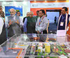 पीएम के कार्यक्रम में अव्यवस्था रही हावी, कचरे से बनी इन चीजों को देखकर चौक गए राजनाथ सिंह