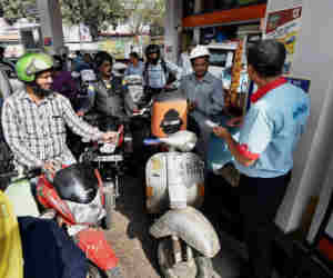 1 अप्रैल से दिल्ली में मिलेगा सिर्फ यूरो-VI ग्रेड पेट्रोल डीजल, वायु प्रदूषण से लड़ने की कोशिश