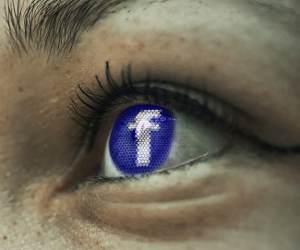 FB अकाउंट्स पर लोग डाल रहे लेटेस्ट पायरेटेड मूवीज और फेसबुक बेचारा उन्हें रोक भी नहीं पा रहा!