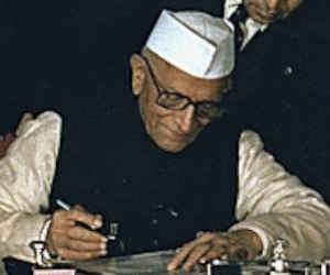 मोरारजी देसाई : इंदिरा गांधी के पीएम बनने पर विरोध किया तो कांग्रेस से निकाले गए, बाद में बने पीएम