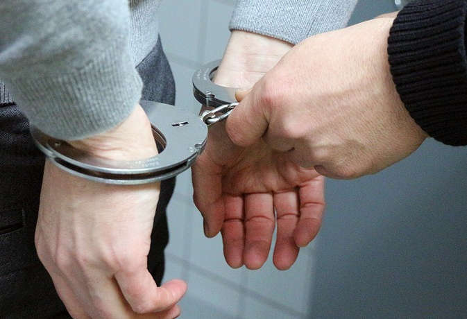 मेरठ में पुलिस ने छेड़छाड़ करने वाले को युवक को दबोचा