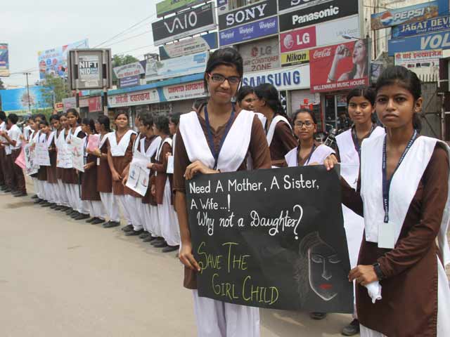 Awareness के लिए बच्चों ने बनाई human chain