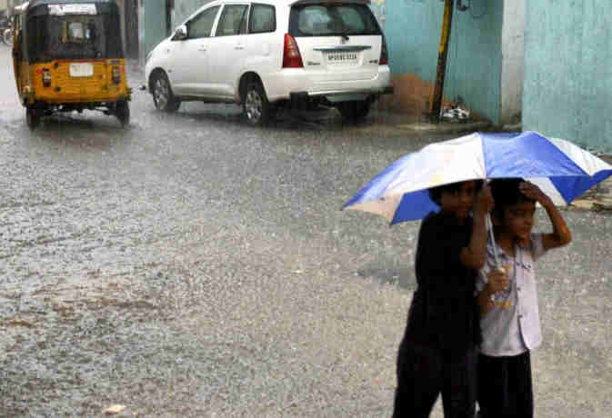 आज उत्तर भारत के इन इलाकों में भारी बारिश के आसार, जानें अगले 24 घंटे तक के मौसम का हाल