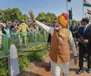 गणतंत्र दिवस : राजपथ पर किसी ने रचा इतिहास तो किसी ने दिखाए स्टंट, यहां देखें पीएम से लेकर खास मेहमान तक की एक झलक