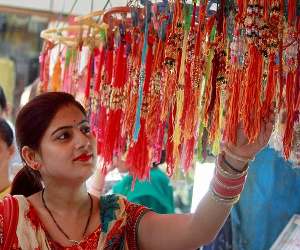 बहनों के लिए खास सौभाग्यशाली है इस बार का रक्षाबंधन लेकिन दिन के इस वक्त में हरगिज ना बांधें राखी!