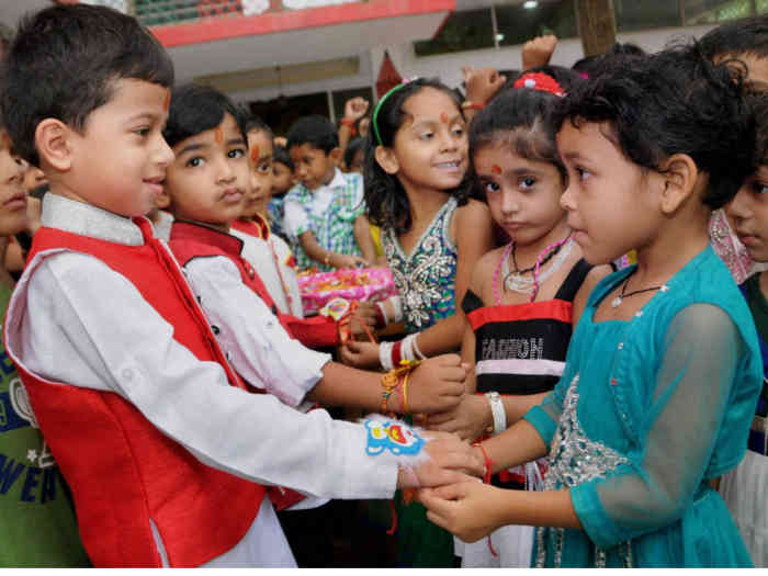Happy Raksha Bandhan 2019: भगवान विष्णु ने राजा बलि की कलाई में बांधा था धागा, पढ़ें पूजा विधि, कथा, इतिहास व महत्व
