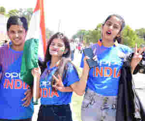 Ind vs Aus रांची वनडे : धोनी की एक झलक पाने को पैदल स्टेडियम पहुंचे फैंस, देखें तस्वीरें