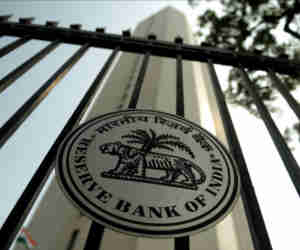 लोन लेकर गाड़ी-बंगला खरीदना होगा महंगा! RBI ने बढ़ाया रेपो रेट, जानें मौद्रिक नीति की मुख्य बातें