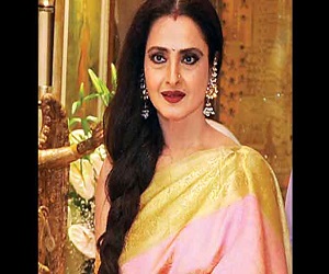 'फिर भी दिल है हिंदुस्तानी' के मंच पर पहुंची रेखा, फिल्म मुकद्दर का सिकंदर के गाने पर किया डांस
