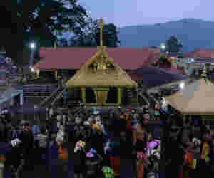 सबरीमाला मंदिर : तृप्ति देसाई एयरपोर्ट पर रोकी गर्इं तो हिंदू नेता हुर्इं गिरफ्तार, केरल में आज हड़ताल