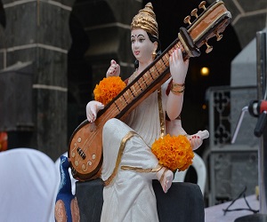 बसंत पंचमी 2019: जानें माता सरस्वती के अवतरण की कथा, इस दिन कामदेव-रति की पूजा से विशेष लाभ