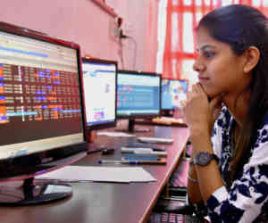 सेंसेक्स गिरावट के साथ बंद, कर्नाटक में कांग्रेस-जनता दल (सेक्युलर) का साथ नहीं आया पसंद