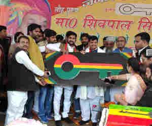 शिवपाल ने अपने बर्थडे पर ऐसे खिलाया सबको केक, कबूतरों को किया आजाद
