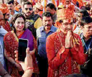 उद्धव ठाकरे ने पत्नी-बेटे व 18 सांसदों संग किए रामलला के दर्शन बोले, अब अयोध्या में बने राम मंदिर