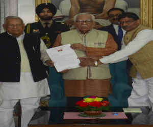 अखिलेश यादव को उड़ने से रोका तो सदन में बिफरी सपा, कांग्रेस ने की कुंभ घोटाले की CBI जांच की मांग
