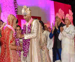 लालू के बेटे की शादी: वरमाला के बाद खाने पर टूट पड़े लोग, फूड आइटम व प्लेट चम्मच तक पर मची लूट, देखे तस्वीरें