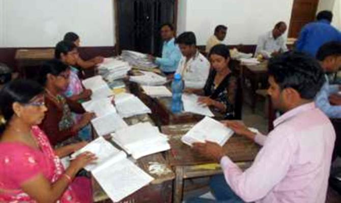 यूपी बोर्ड की कॉपी में छात्र ने की रिक्वेस्ट! हाईस्कूल तक पढ़ लूंगा, तो मेरा घर बस जाएगा..