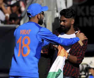 भारत-आयरलैंड मैच में मैदान में घुस आया एक युवक, दो मैचों में फ्लॉप रहे कोहली के साथ करने लगा ये हरकत