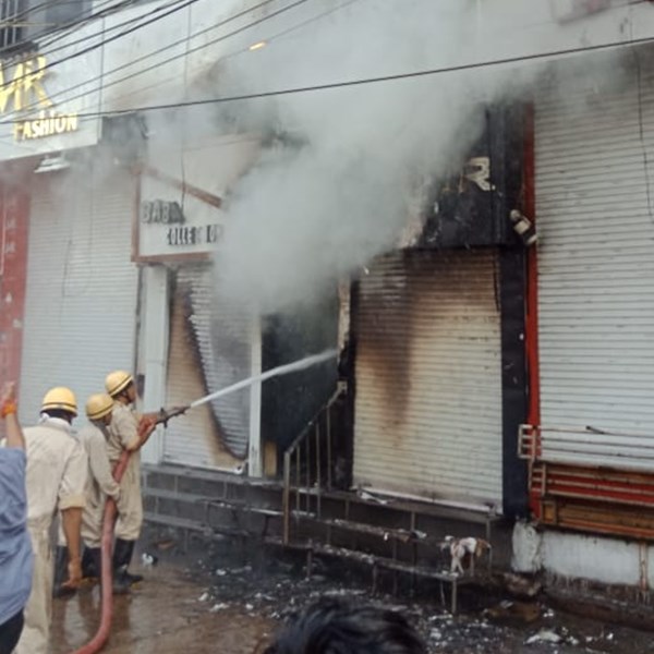 VIDEO Indore Hotel Fire : इंदौर के होटल में लगी आग, खिड़की से निकलकर भागे गेस्ट
