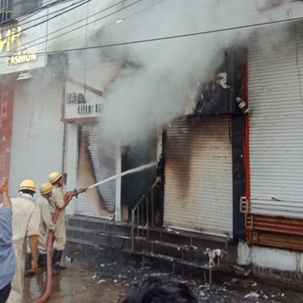 VIDEO Indore Hotel Fire : इंदौर के होटल में लगी आग, खिड़की से निकलकर भागे गेस्ट