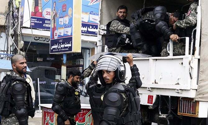 लाहौर पहुंचे पूर्व प्रधानमंत्री नवाज शरीफ और मरियम, NAB ने किया गिरफ्तार