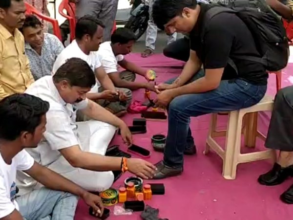 नरेंद्र मोदी को फिर पीएम चुनने पर इस BJP पार्षद ने किए जनता के जूते साफ
