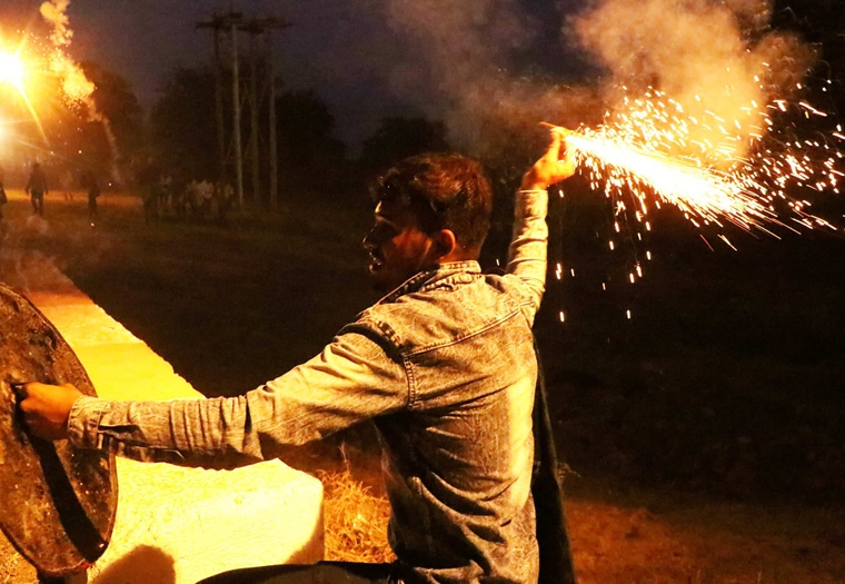 इंदौर के गौतमपुरा में हुआ रोमांचक हिंगोट युद्ध योद्धाओं के हमले से 27 घायल - 27 wounded in Hingot war in Gautampura Indore