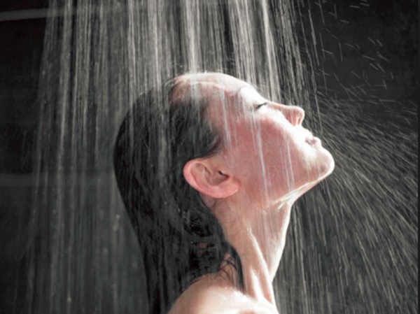 नहाते समय ये 7 गलतियां पड़ सकती हैं महंगी - 7 Mistakes we make while taking  a shower