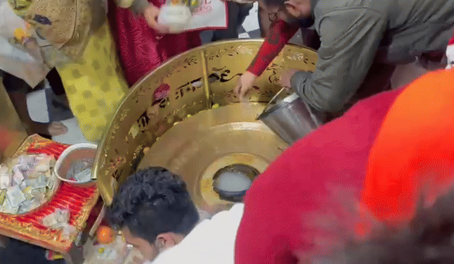 उज्जैन से काशी विश्वनाथ तक महाशिवरात्रि की धूम, 11 फुट का सेहरा पहने  महाकाल, भक्तों की पांच किलोमीटर लंबी कतार