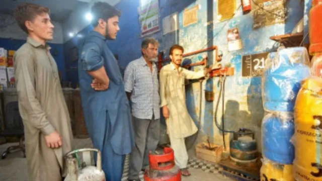 गैस की किल्लत और महंगाई... पाकिस्तान में ईद से पहले हाहाकार, रमजान में जनता बेहाल