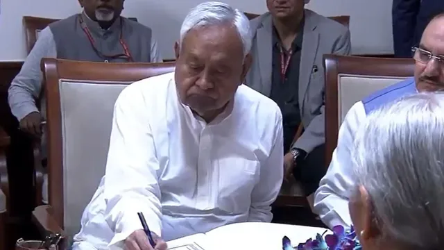 शपथ के बाद संजय झा ने साइन के लिए दिया पेन, सीएम नीतीश ने मुस्कुराते हुए कहा- हो गया... चलें?