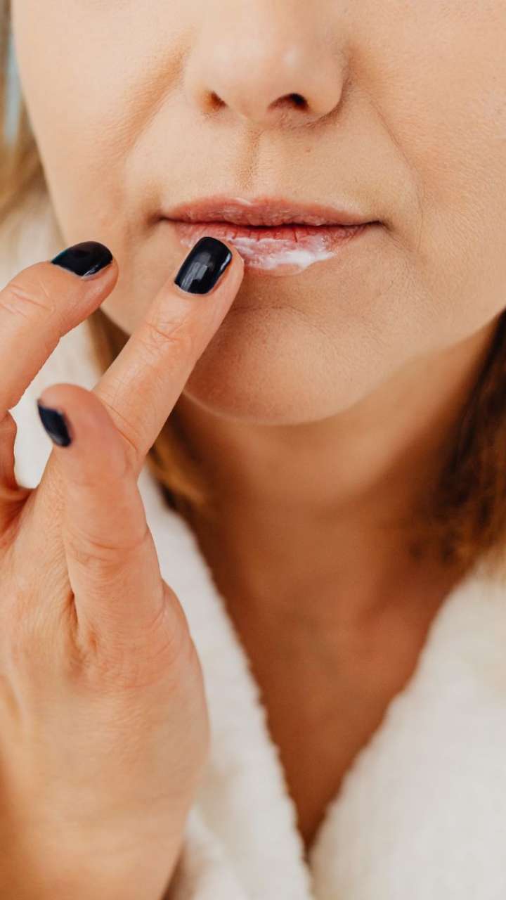 रात को होंठों पर मलाई लगाकर सोने से क्या होता है?