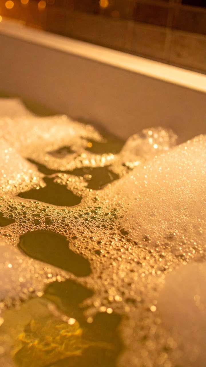 नहाने के पानी में ये चीजें मिलाने से होगी दिन-रात तरक्की