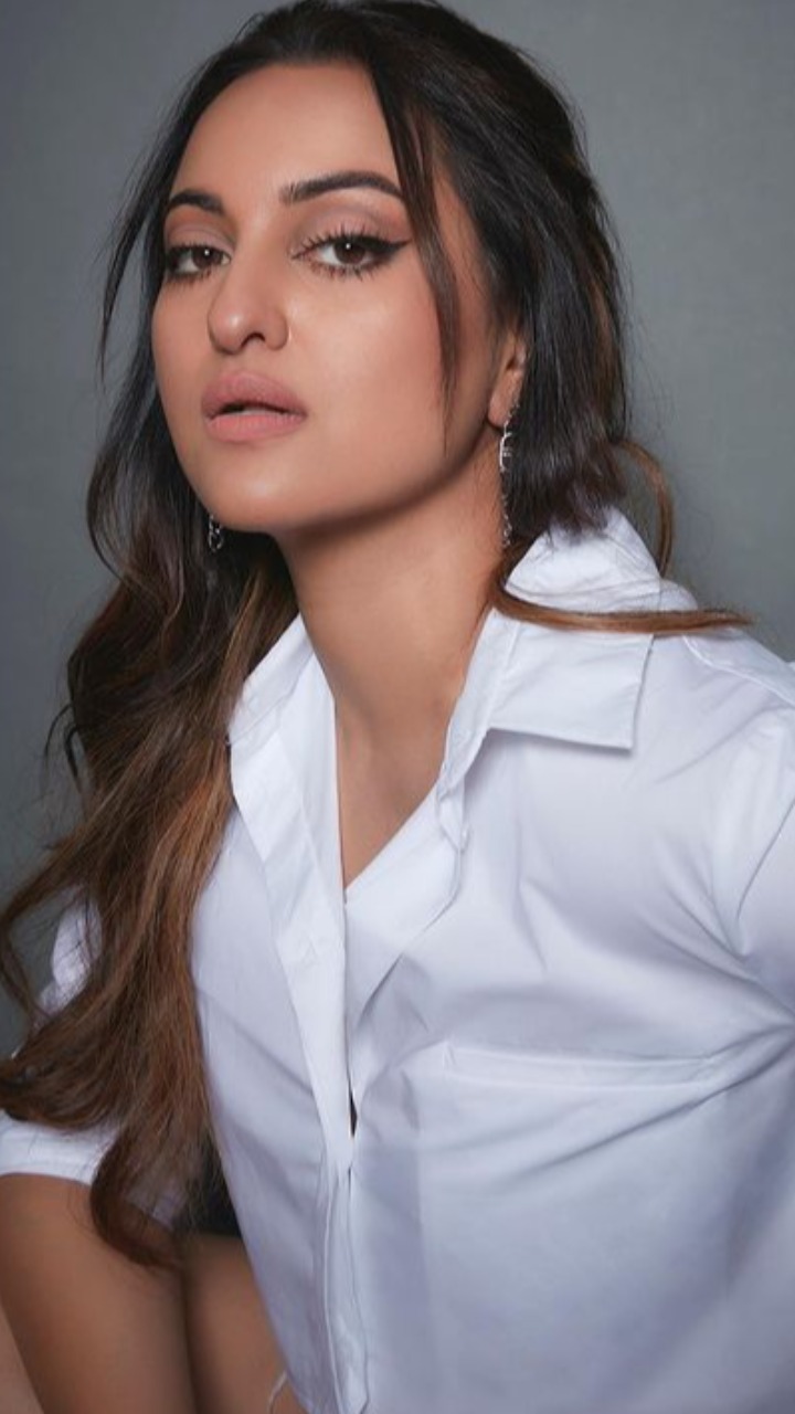 double-xl-actress-sonakshi-sinha-stuns-in-a-short-dress