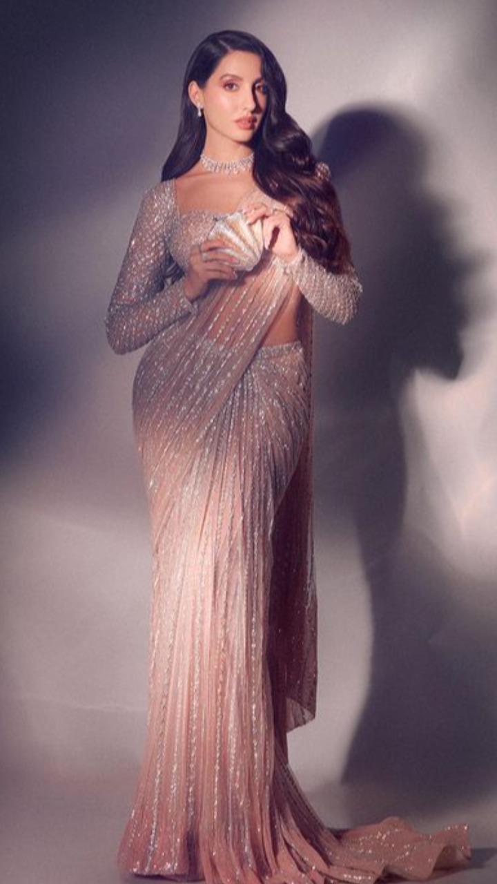 Nora Fatehi Looking Damn Hot In This Saree