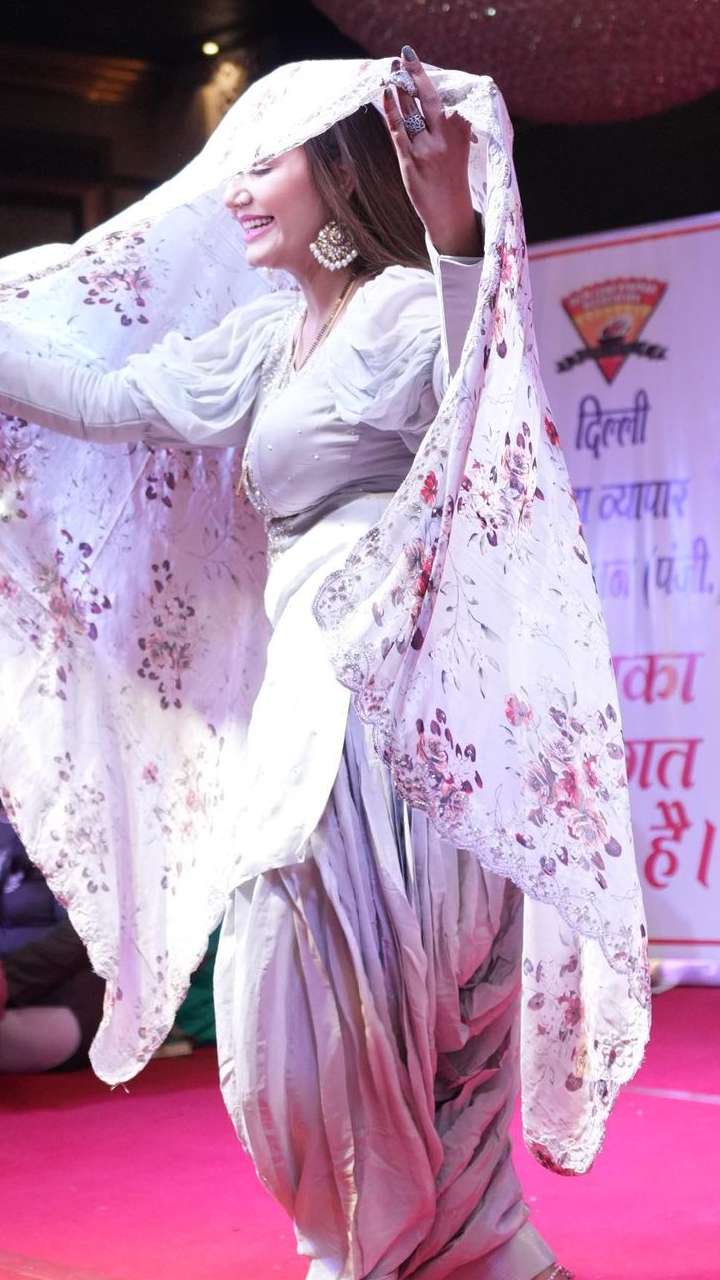 Haryanvi Dancer Sapna Choudhary Dance Video On Jale Song Actress Wearing  Backless Suit on stage Performance | Sapna Choudhary Video: बैकलेस कुर्ती  पर सपना चौधरी ने पहने बड़े-बड़े झुमके, महफिल की जान