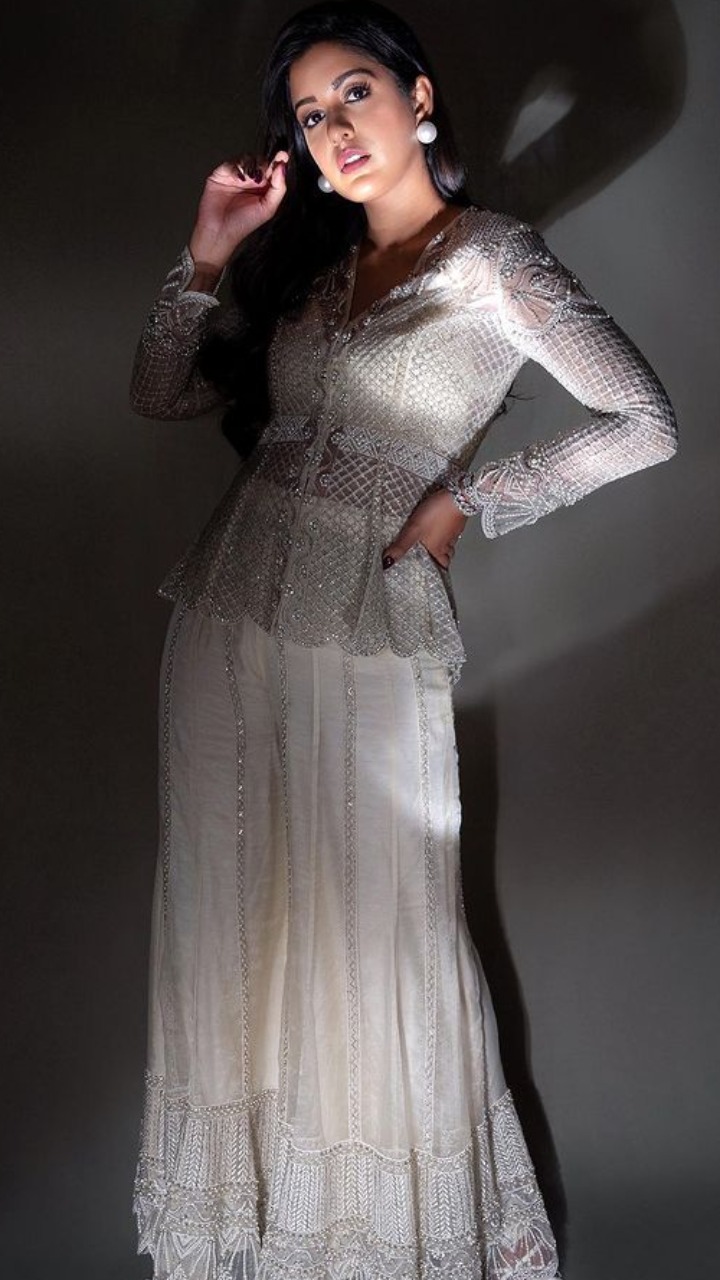 Ishita Duttas elegance in PreStitched Velvet Saree