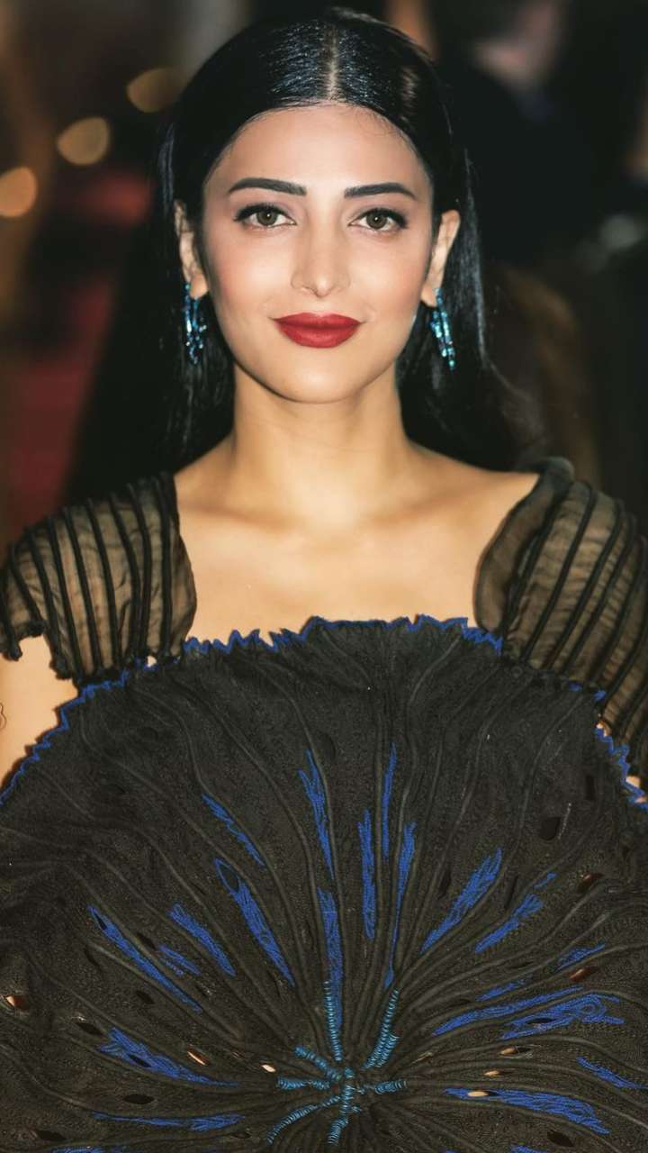 Cannes के रेड कारपेट पर श्रुति हासन बनी ब्लैक ब्यूटी
