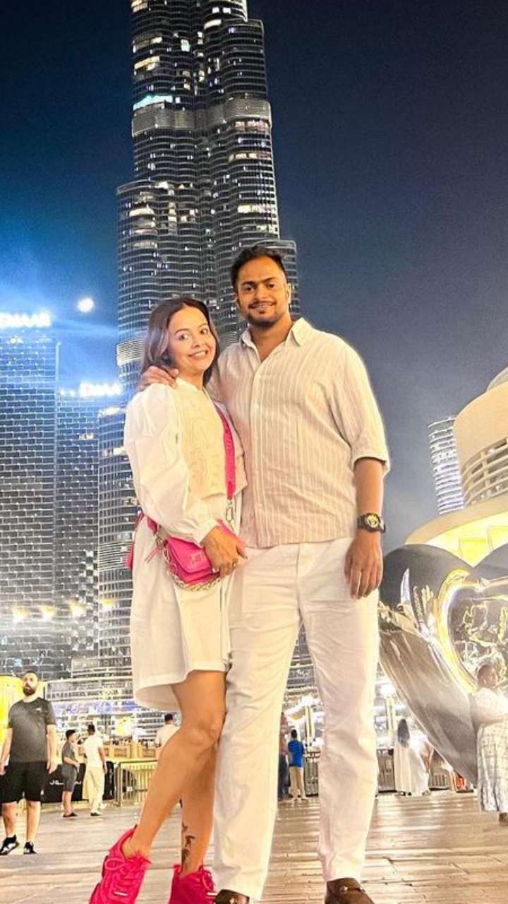बुर्ज खलीफा के सामने देवोलीना ने पति के साथ फरमाया इश्क