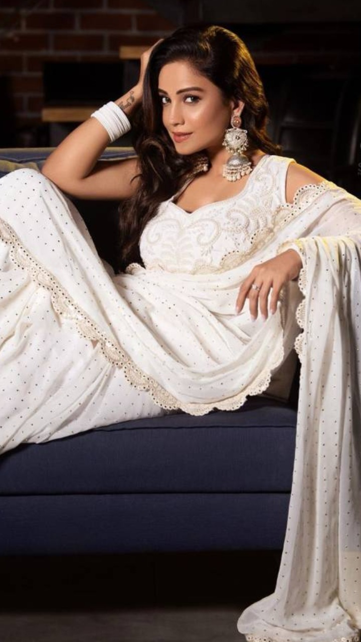 Naagin fame Adaa Khan looks stunning and blazing in Saree see pics