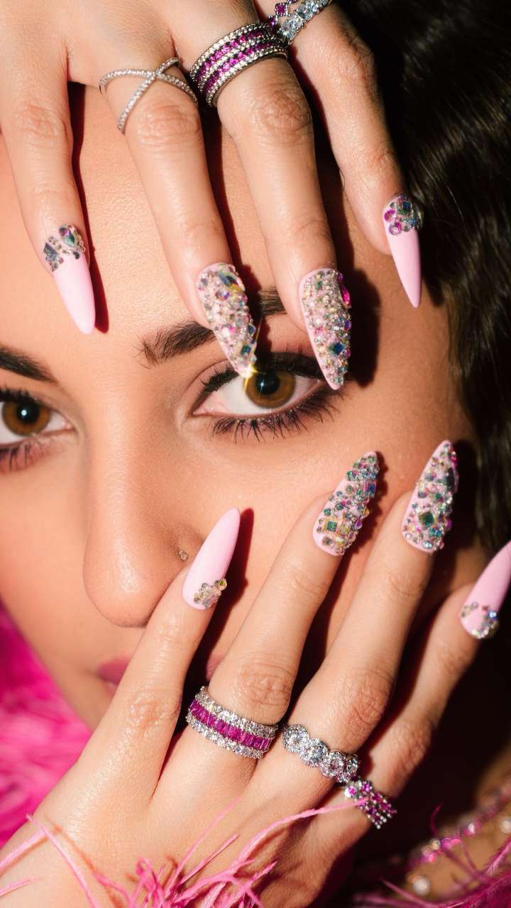 'करवाचौथ' पर चार चांद लगा देंगे सोनाक्षी के Nail Art डिजाइन Sonakshi Sinha Nail Art Designs